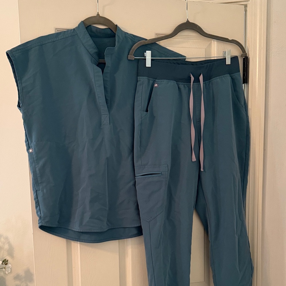 Figs Rafaela oversized scrub top in XS and Zamora Joggers in medium regular